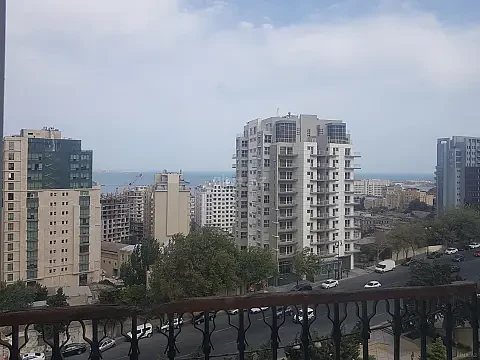 Kirayə verilir 6 otaqlı mənzil 200 m²