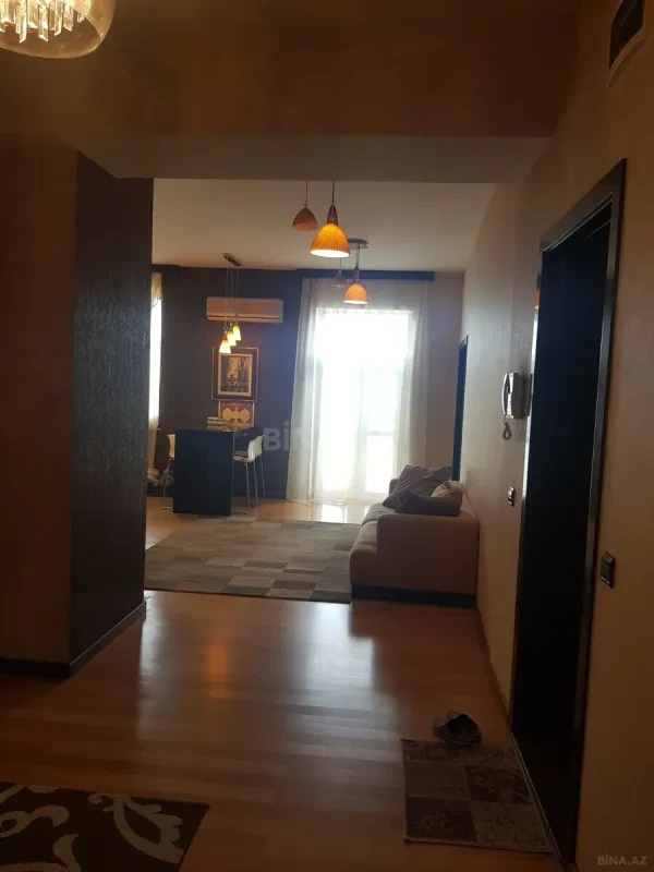 Kirayə verilir 6 otaqlı mənzil 200 m²