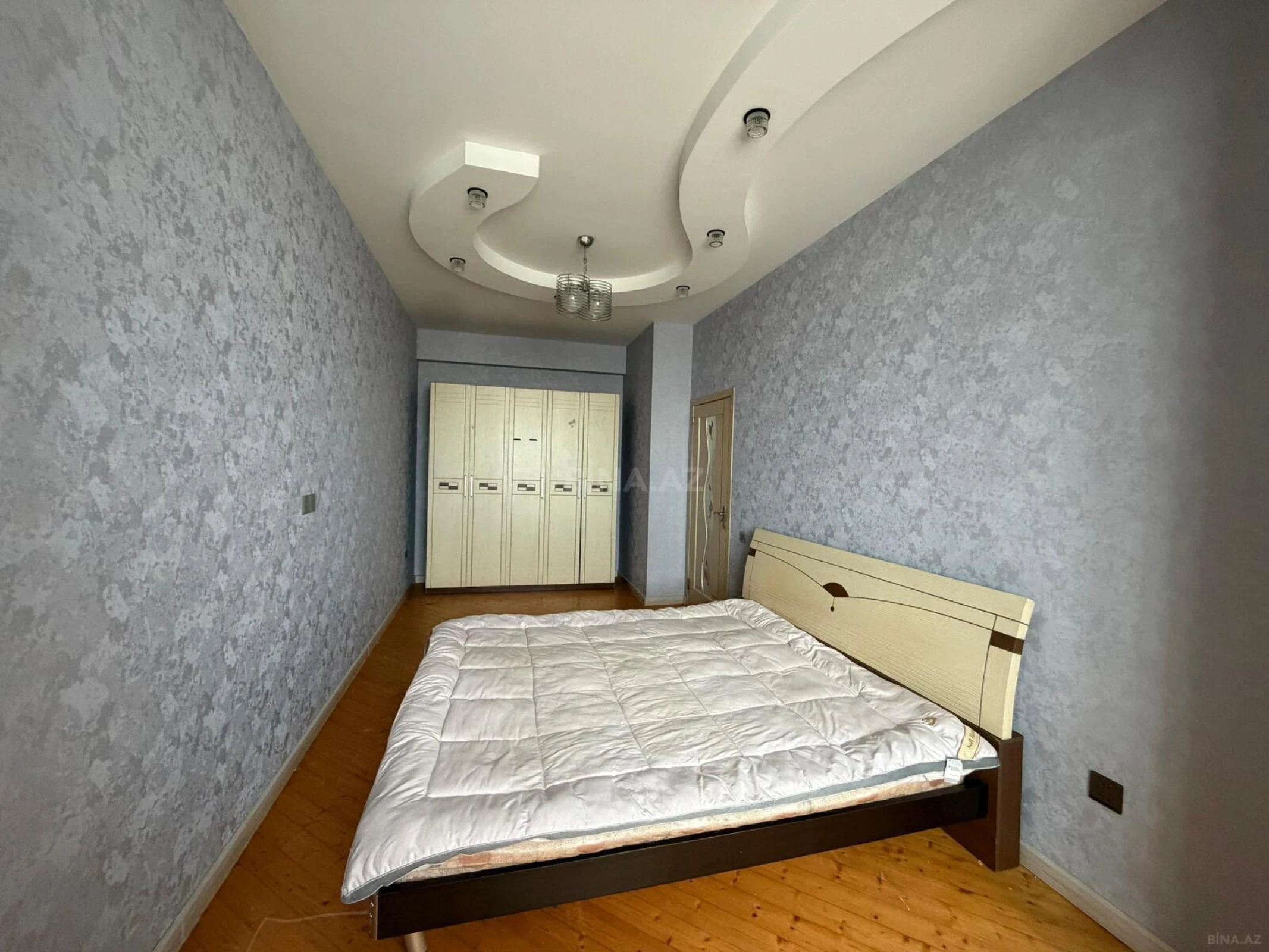 Satılır 3 otaqlı mənzil 130 m²