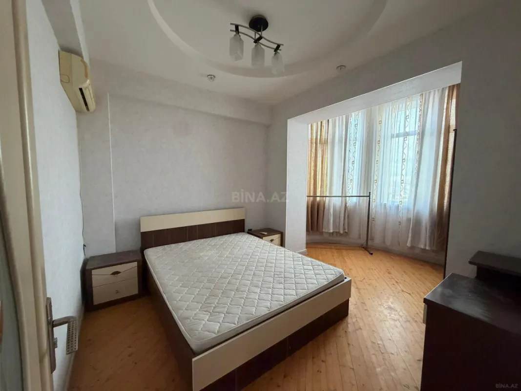 Satılır 3 otaqlı mənzil 130 m²