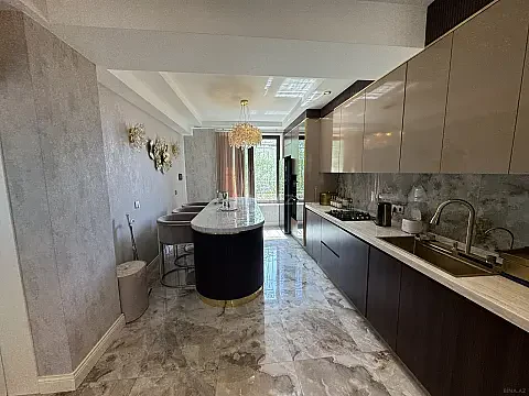Satılır 4 otaqlı həyət evi 280 m²