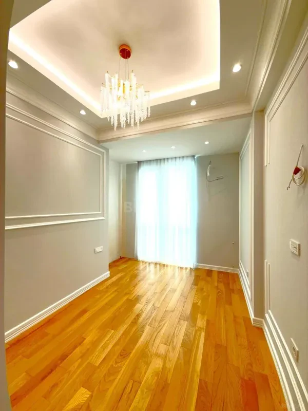 Satılır 4 otaqlı mənzil 180 m²