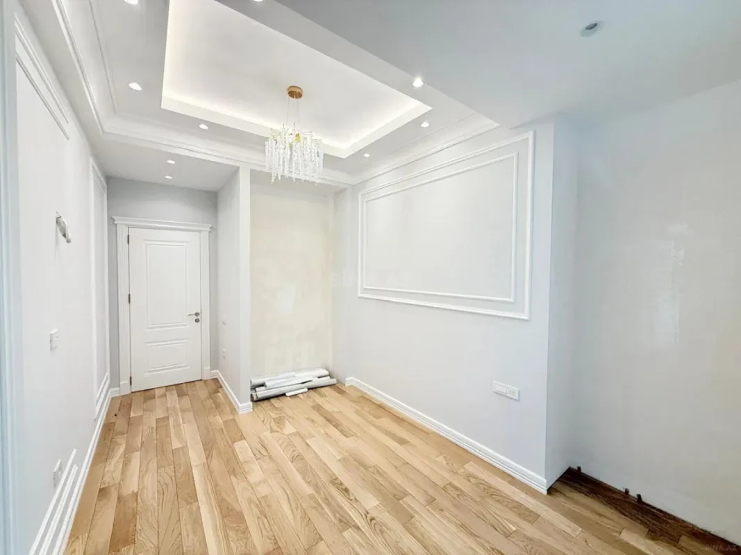 Satılır 4 otaqlı mənzil 180 m²