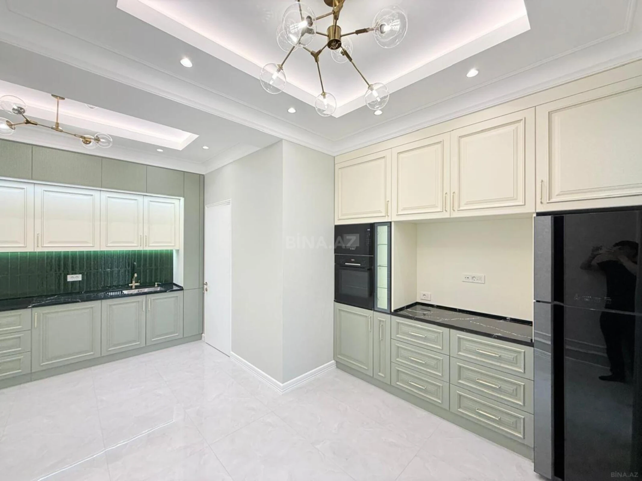 Satılır 4 otaqlı mənzil 180 m²