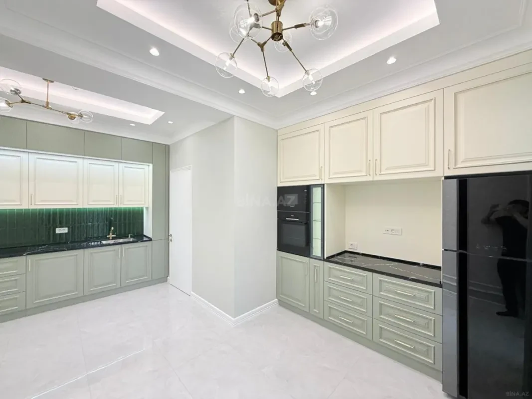 Satılır 4 otaqlı mənzil 180 m²