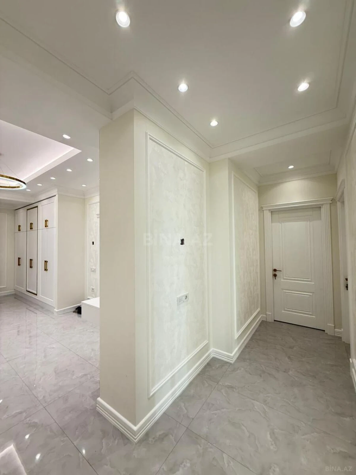 Satılır 4 otaqlı mənzil 180 m²