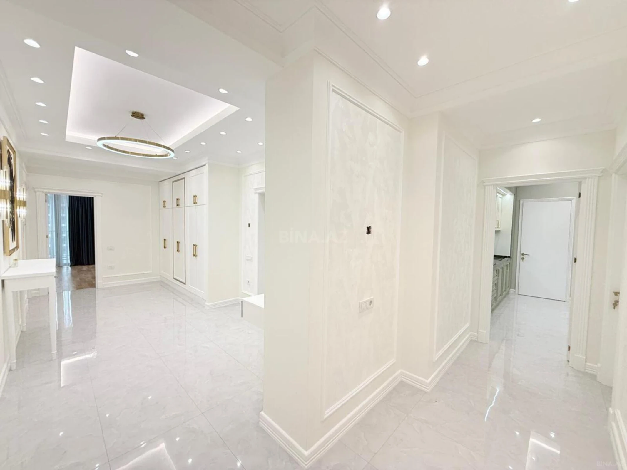 Satılır 4 otaqlı mənzil 180 m²