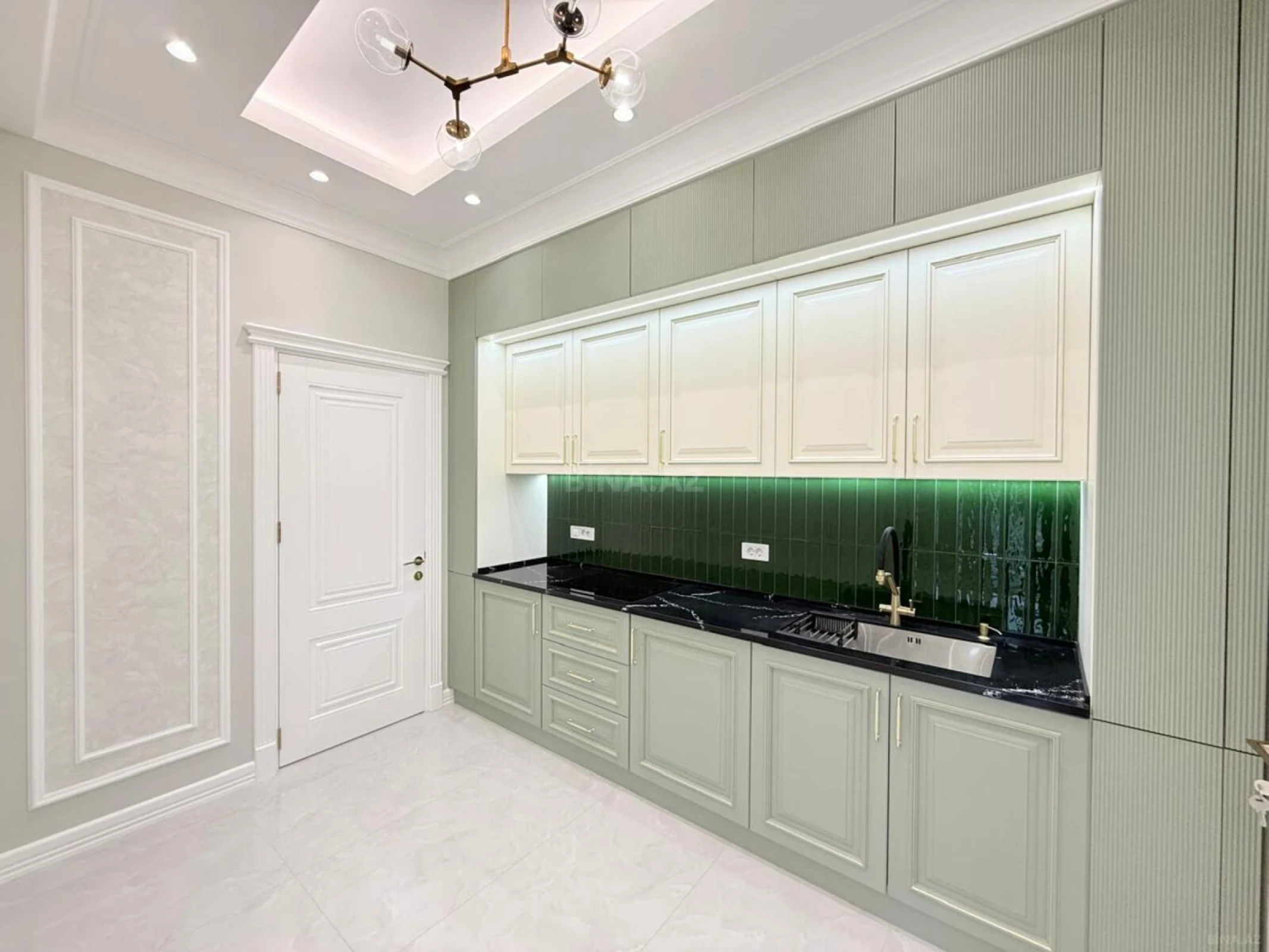 Satılır 4 otaqlı mənzil 180 m²