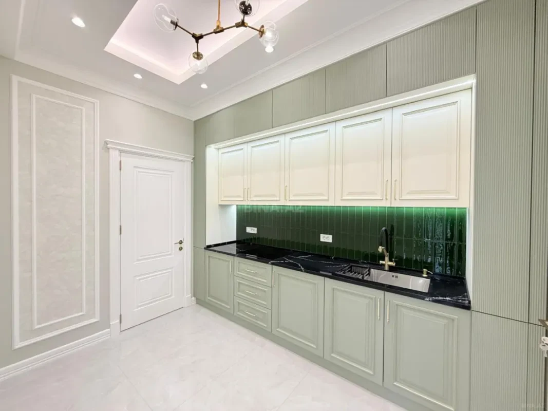 Satılır 4 otaqlı mənzil 180 m²