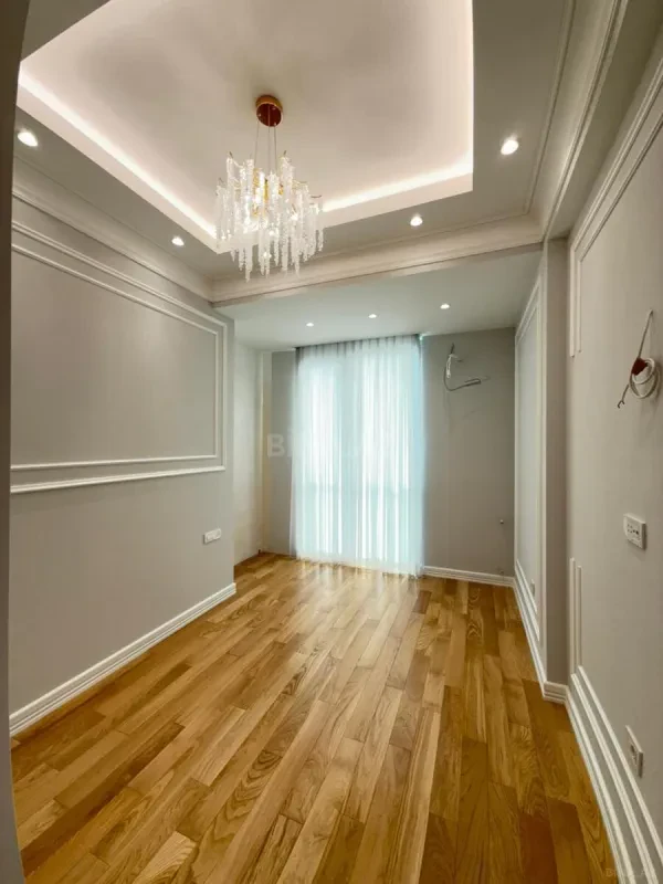 Satılır 4 otaqlı mənzil 180 m²