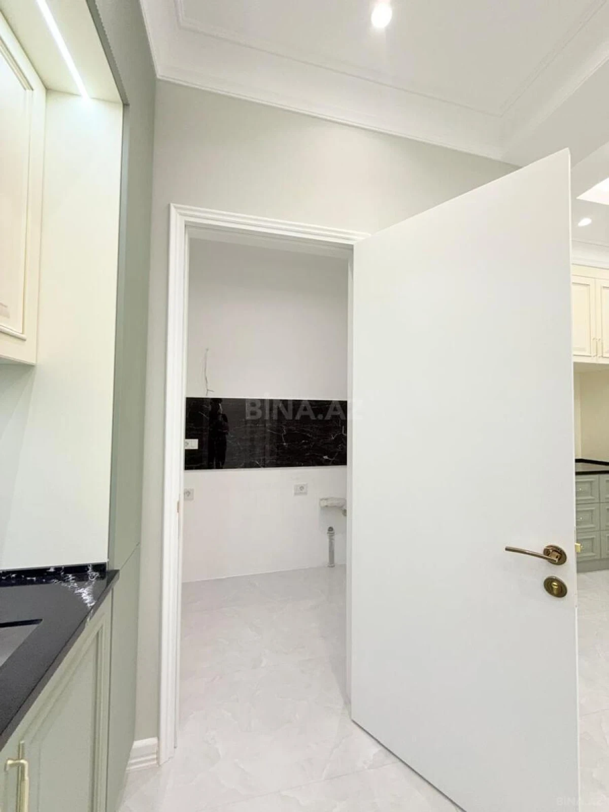 Satılır 4 otaqlı mənzil 180 m²