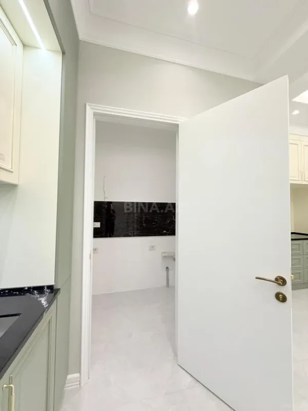 Satılır 4 otaqlı mənzil 180 m²