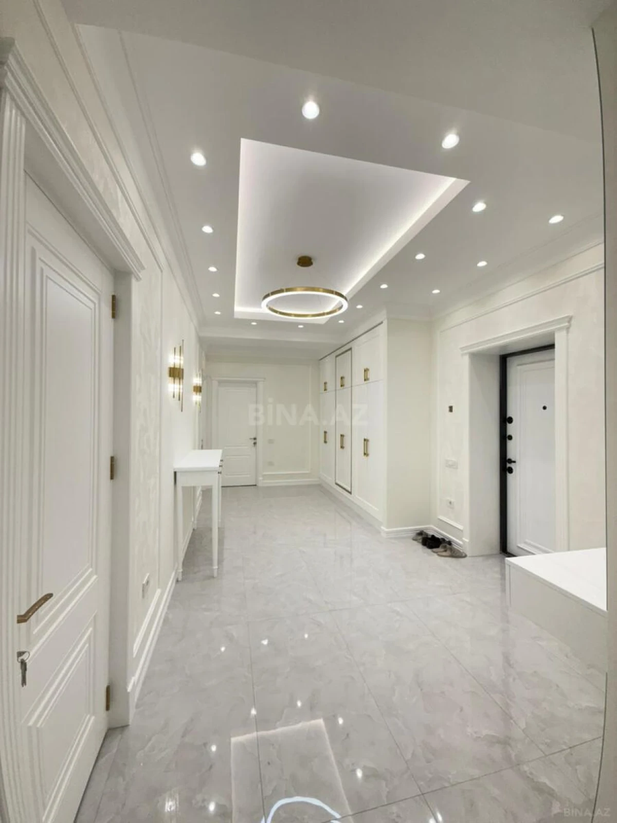 Satılır 4 otaqlı mənzil 180 m²