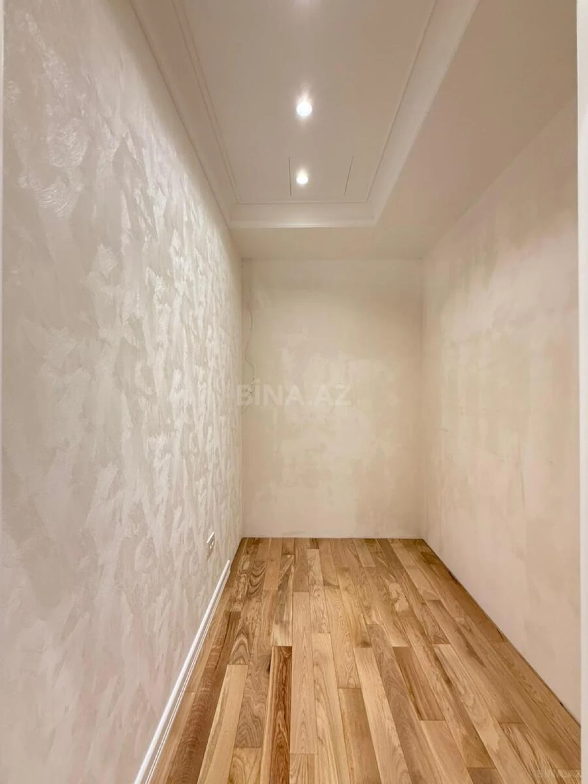 Satılır 4 otaqlı mənzil 180 m²