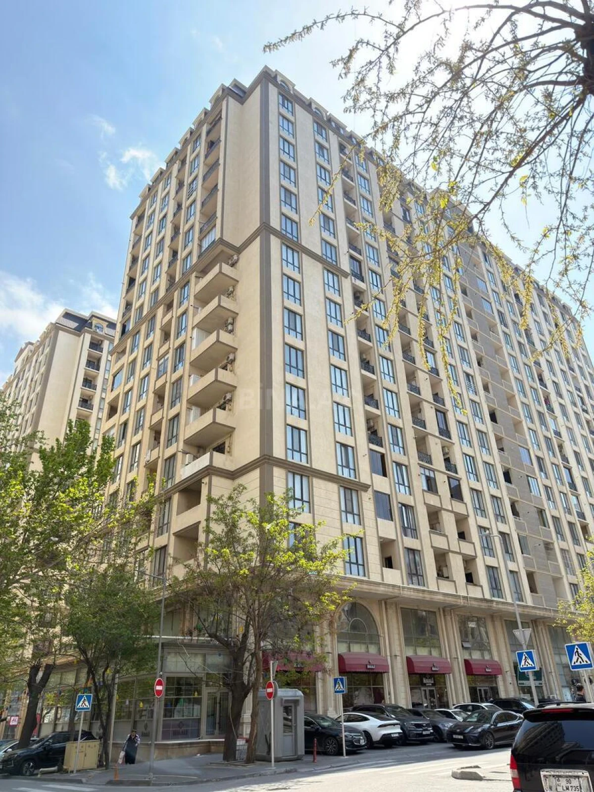 Satılır 4 otaqlı mənzil 231 m²