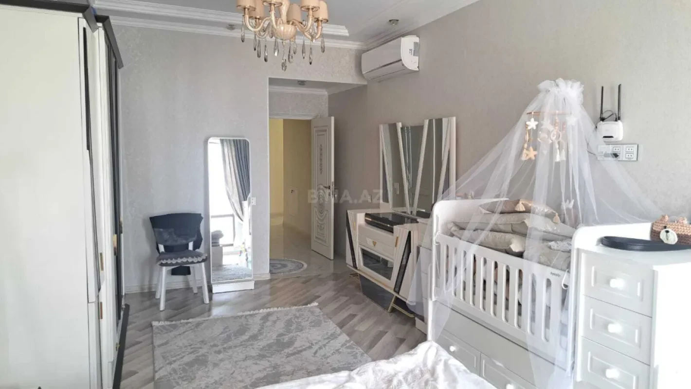 Satılır 3 otaqlı mənzil 133 m²