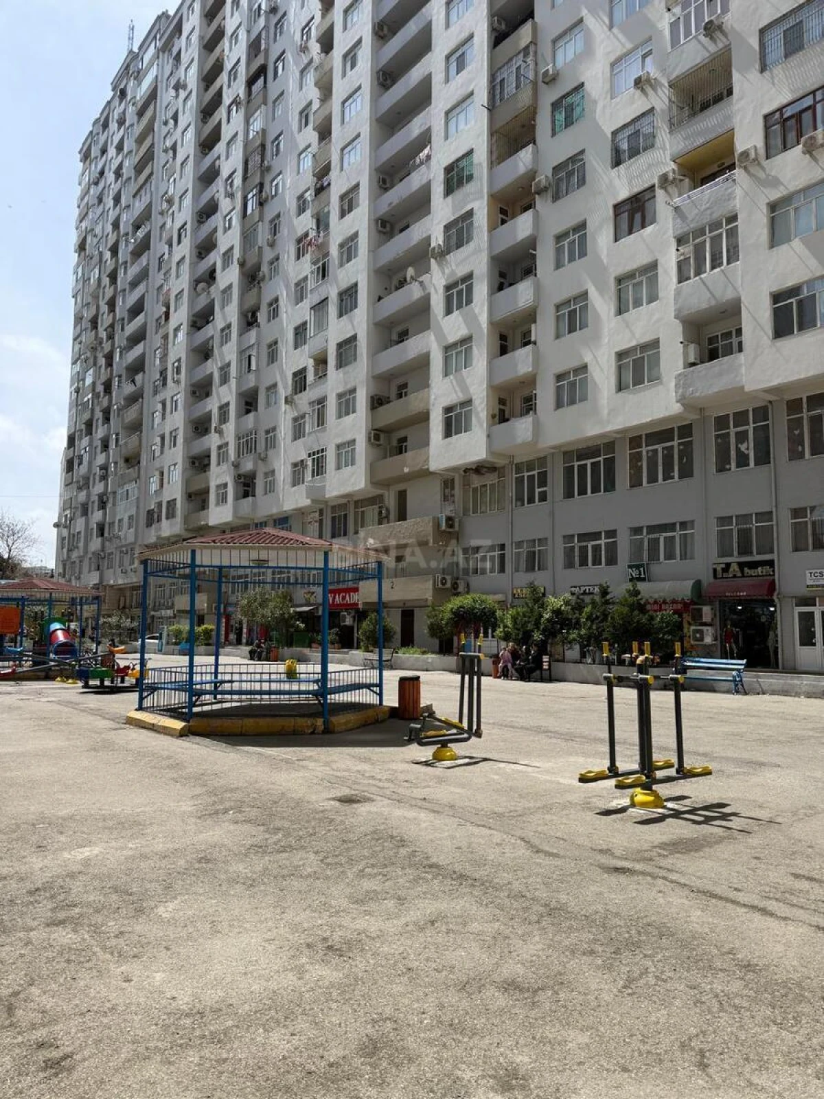 Satılır 1 otaqlı mənzil 67 m²