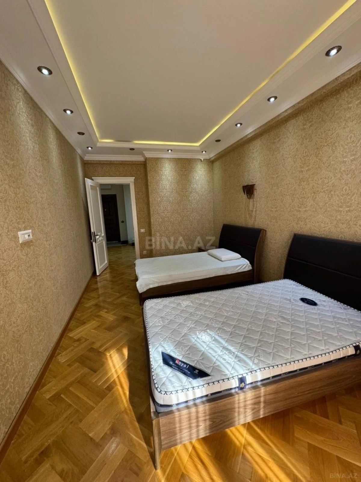 Satılır 4 otaqlı mənzil 190 m²