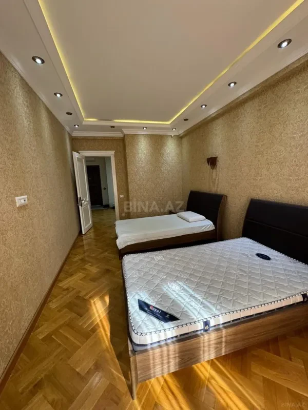Satılır 4 otaqlı mənzil 190 m²