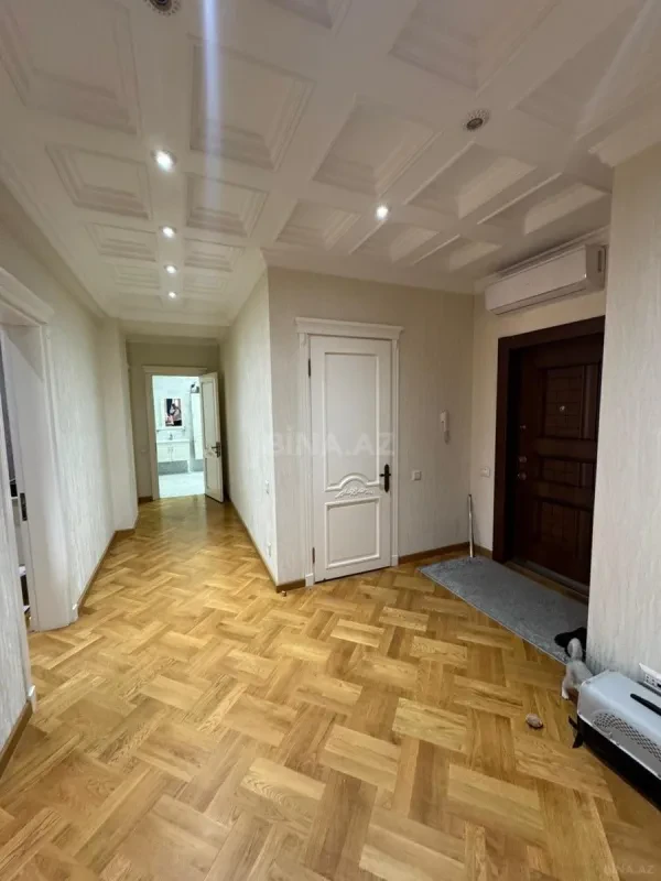 Satılır 4 otaqlı mənzil 190 m²