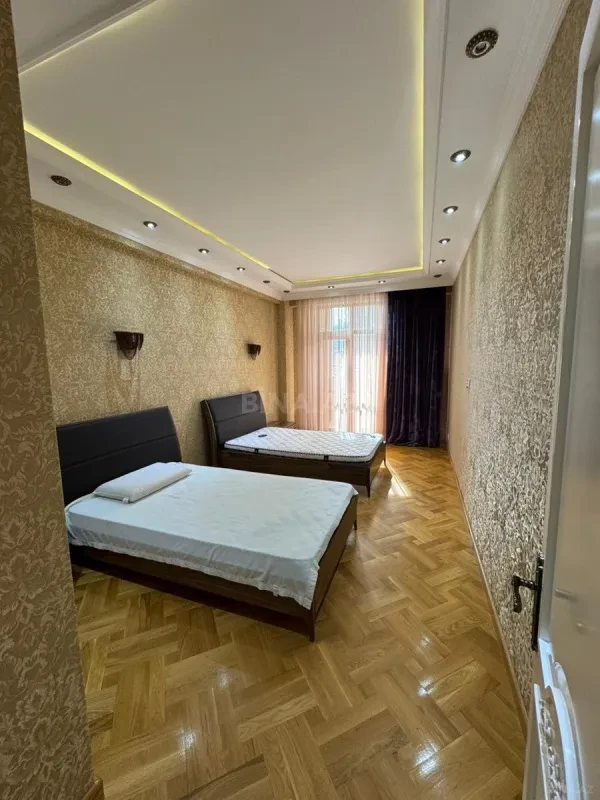Satılır 4 otaqlı mənzil 190 m²