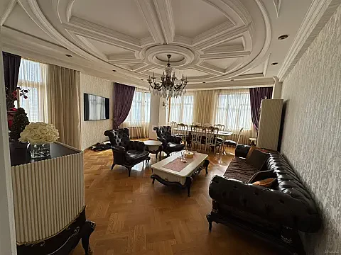 Satılır 4 otaqlı mənzil 190 m²