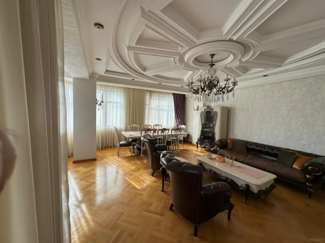 Satılır 4 otaqlı mənzil 190 m²
