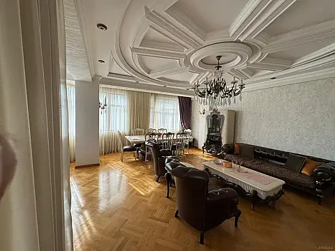 Satılır 4 otaqlı mənzil 190 m²