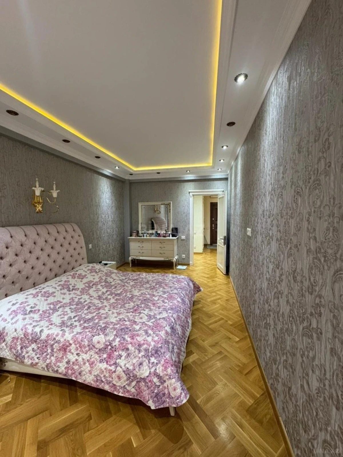 Satılır 4 otaqlı mənzil 190 m²