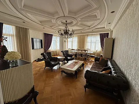 Satılır 4 otaqlı mənzil 190 m² — Bakı 4 otaq 190.00 m²