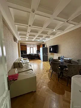 Satılır 4 otaqlı mənzil 190 m²