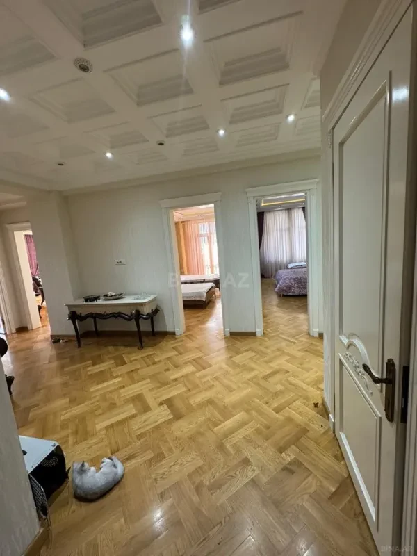 Satılır 4 otaqlı mənzil 190 m²