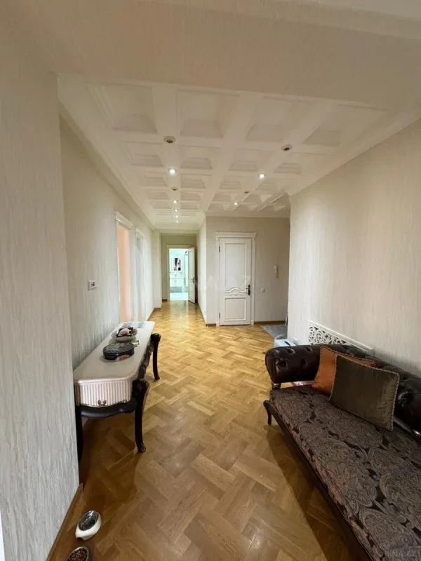 Satılır 4 otaqlı mənzil 190 m²