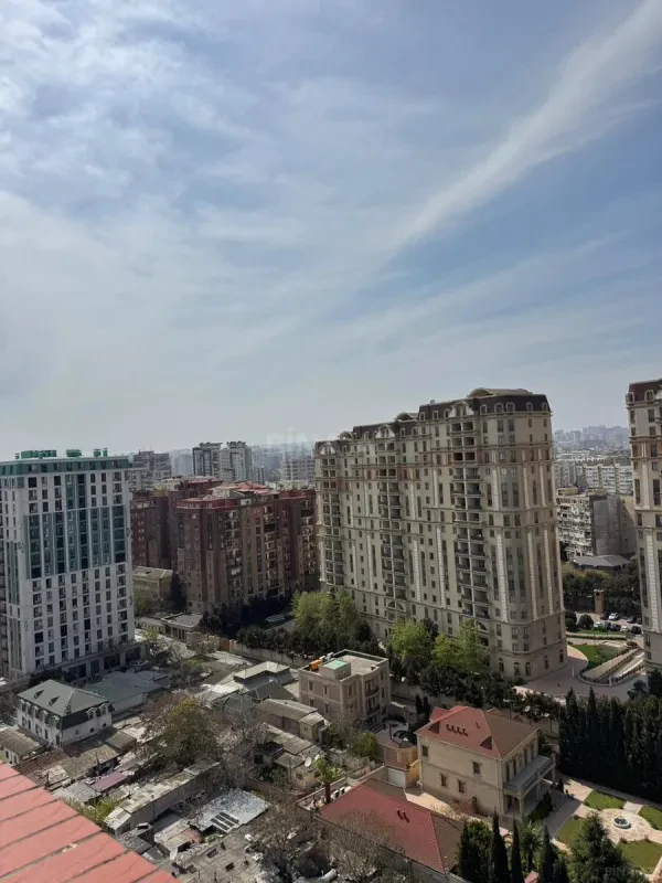 Satılır 3 otaqlı mənzil 135 m²