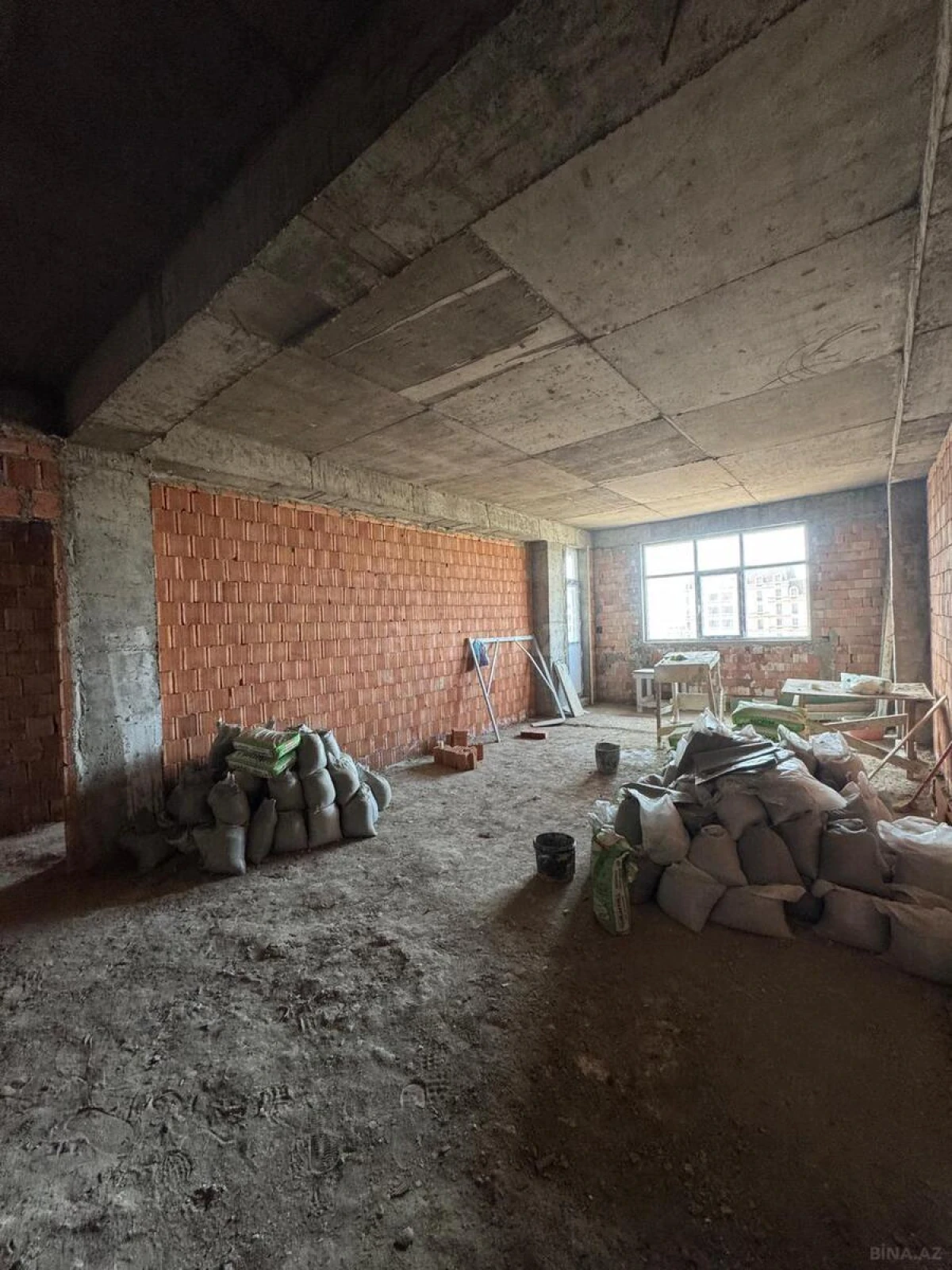 Satılır 3 otaqlı mənzil 135 m²