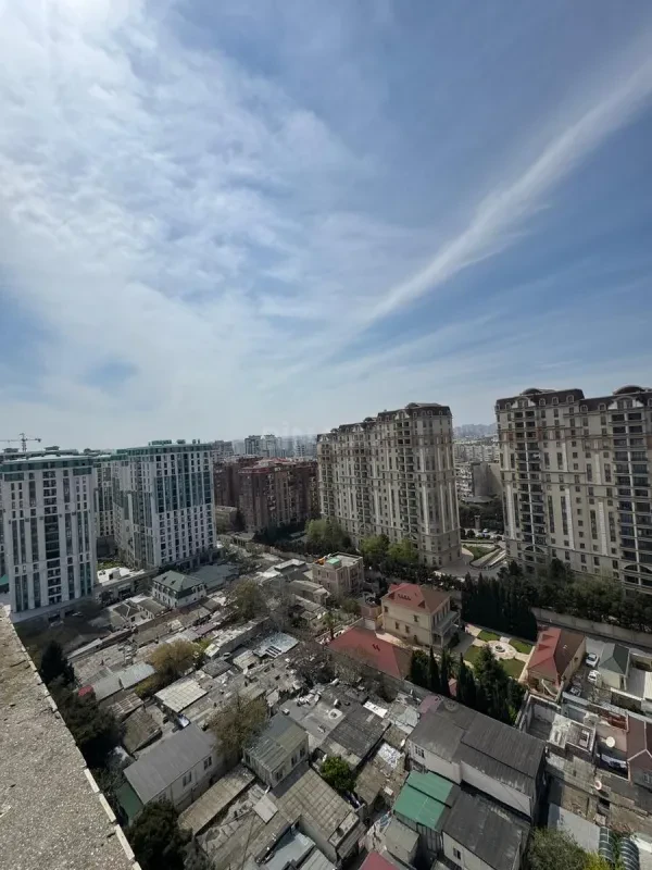 Satılır 3 otaqlı mənzil 135 m²