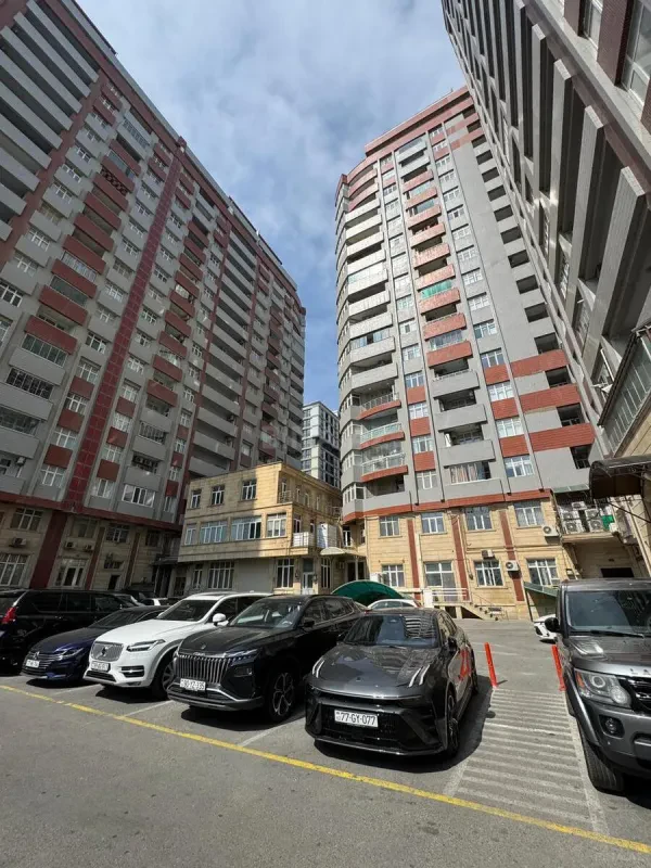 Satılır 3 otaqlı mənzil 130 m²