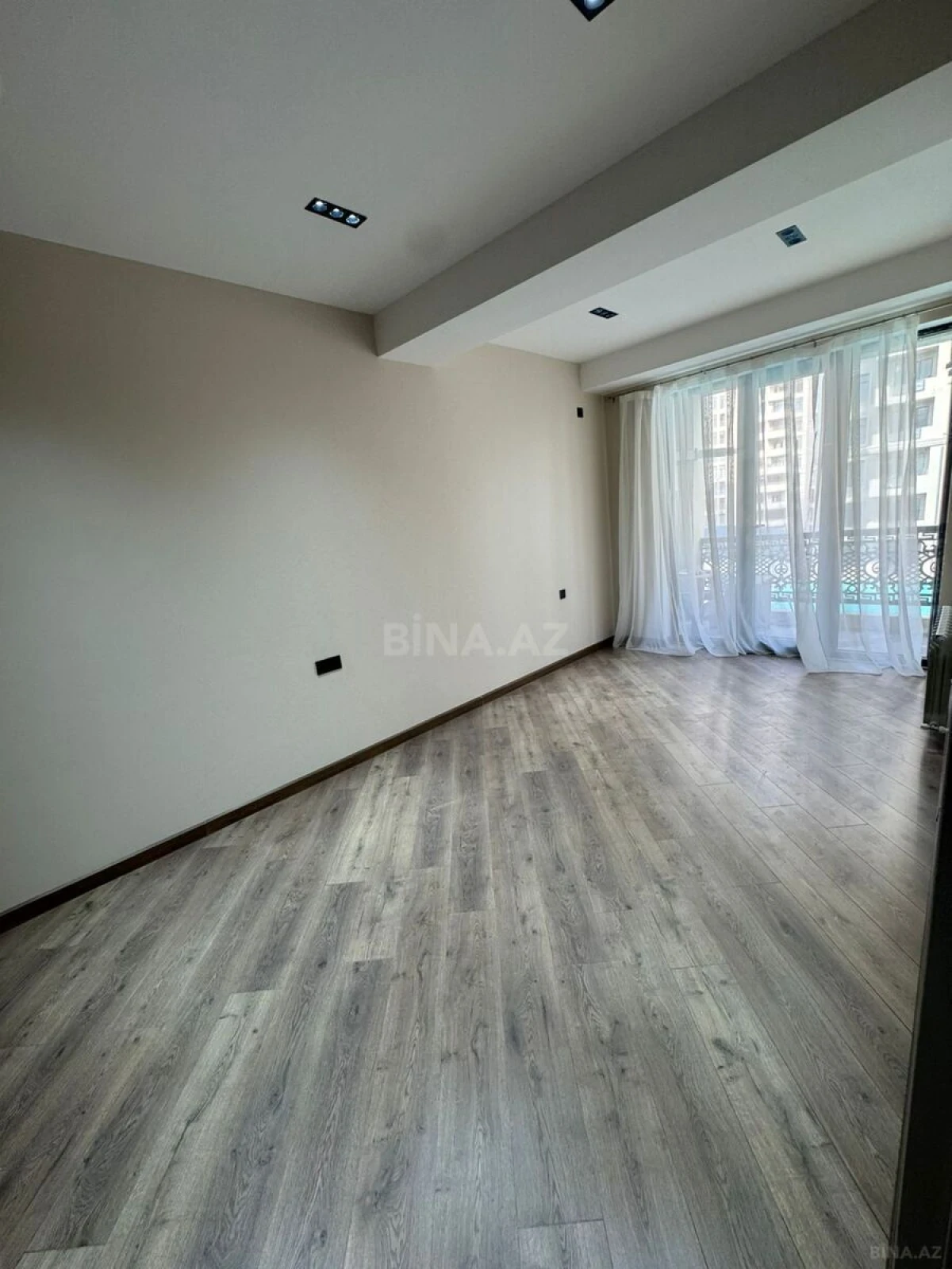 Satılır 2 otaqlı mənzil 77 m²