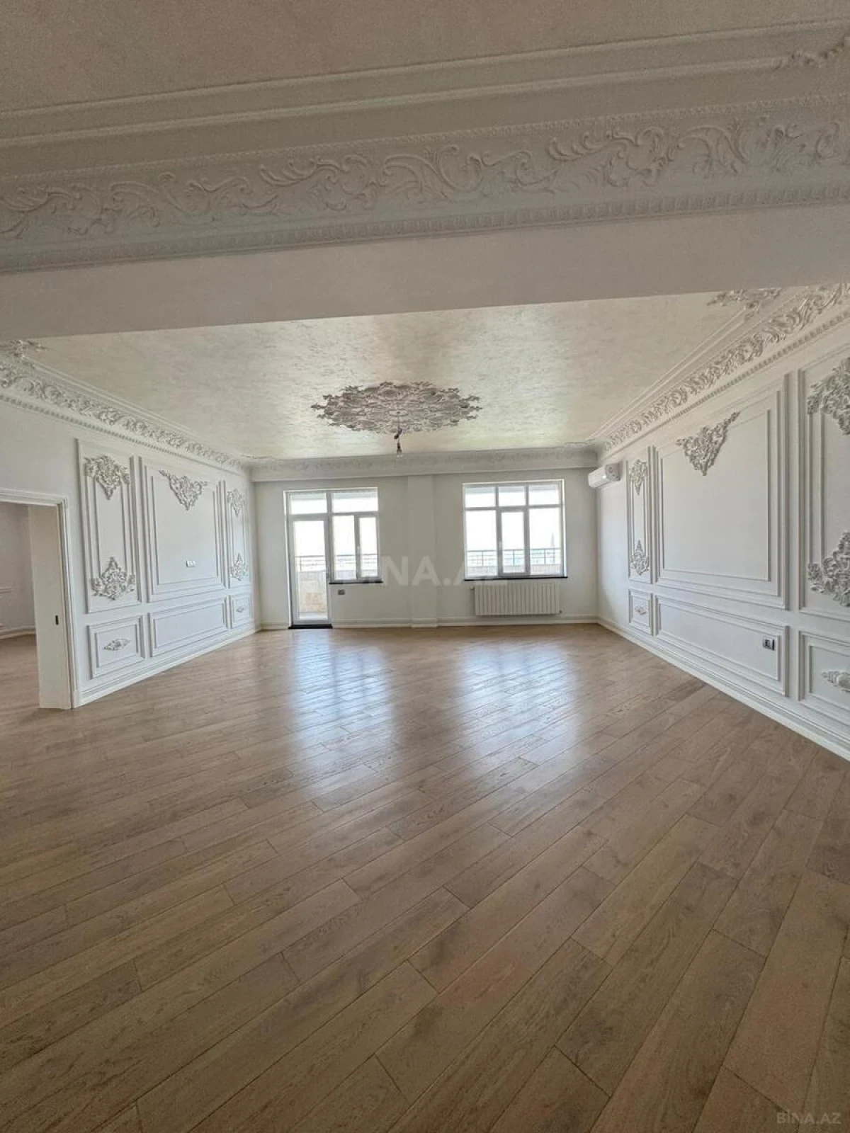 Satılır 12 otaqlı mənzil 1000 m²