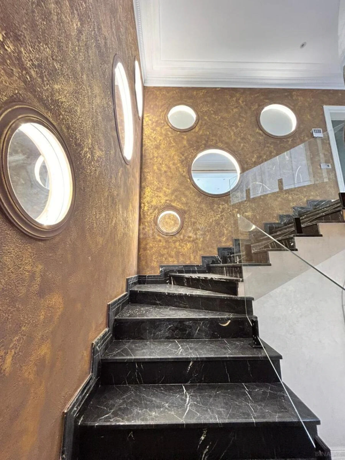 Satılır 12 otaqlı mənzil 1000 m²