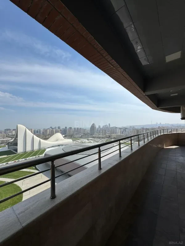 Satılır 12 otaqlı mənzil 1000 m²