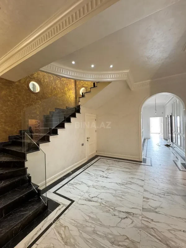 Satılır 12 otaqlı mənzil 1000 m²
