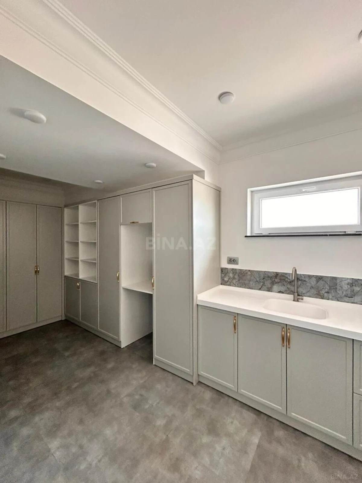 Satılır 12 otaqlı mənzil 1000 m²