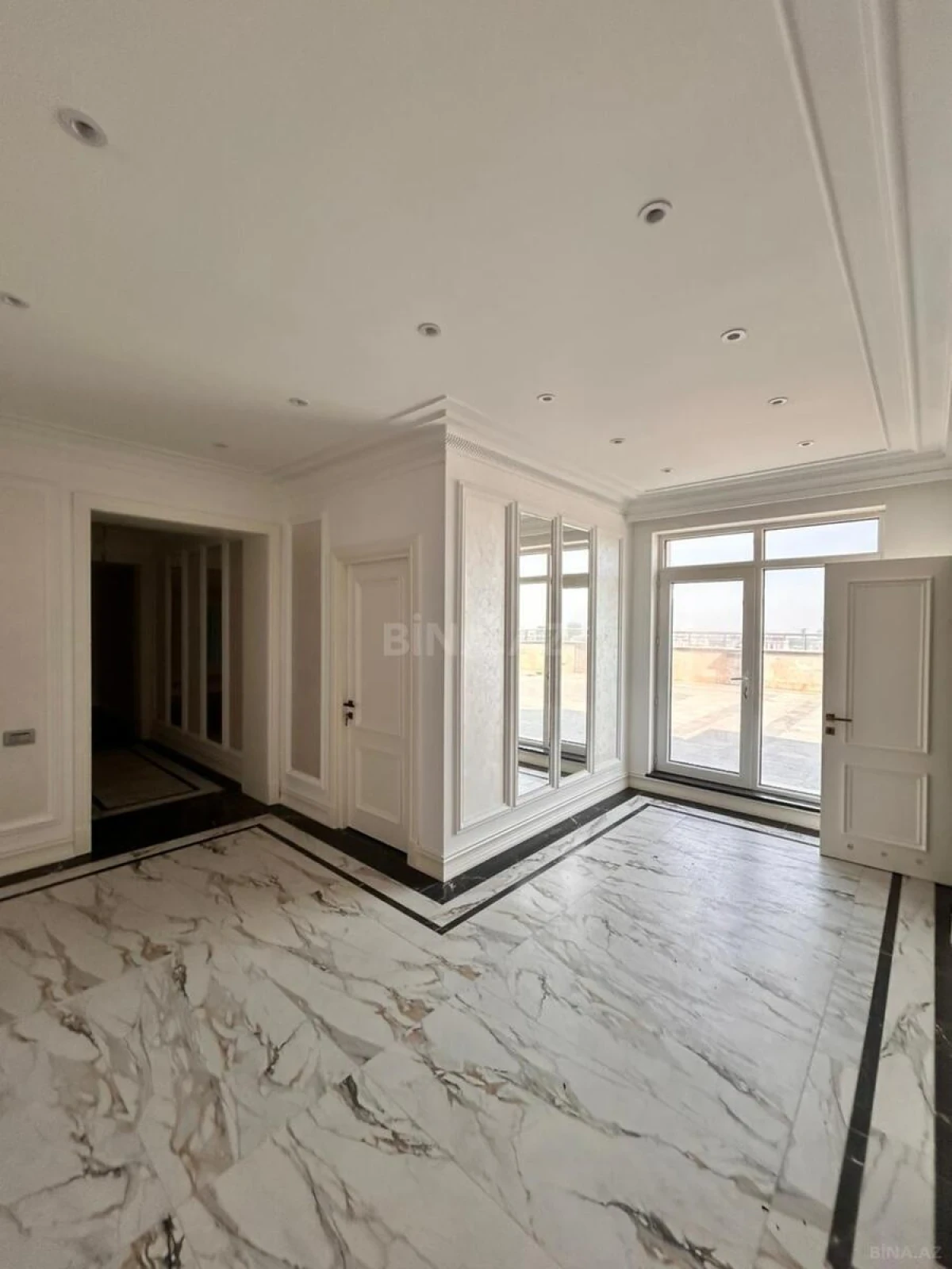 Satılır 12 otaqlı mənzil 1000 m²