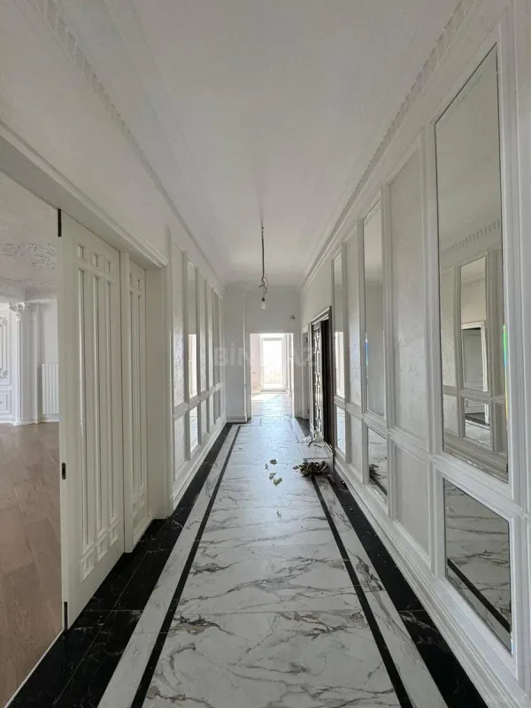 Satılır 12 otaqlı mənzil 1000 m²