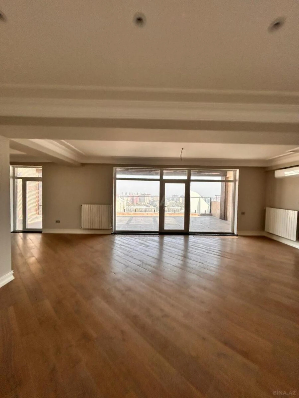Satılır 12 otaqlı mənzil 1000 m²
