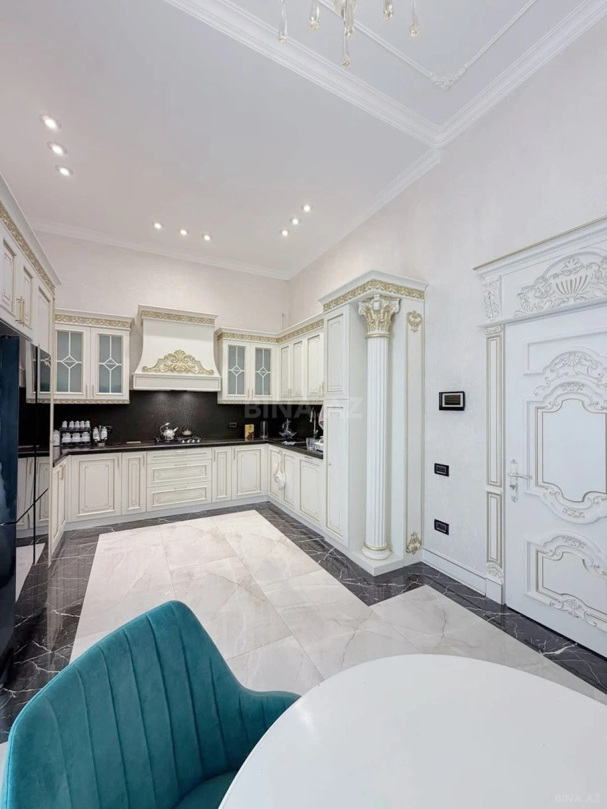 Satılır 3 otaqlı mənzil 215 m²