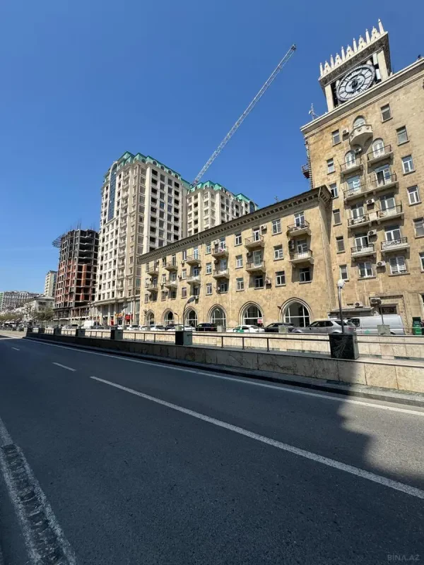 Satılır 4 otaqlı mənzil 187 m²