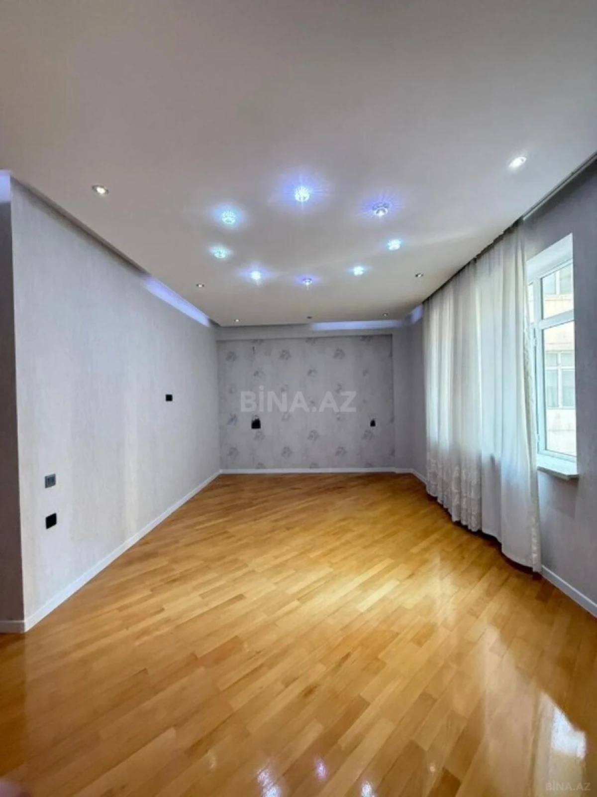 Satılır 3 otaqlı mənzil 135 m²