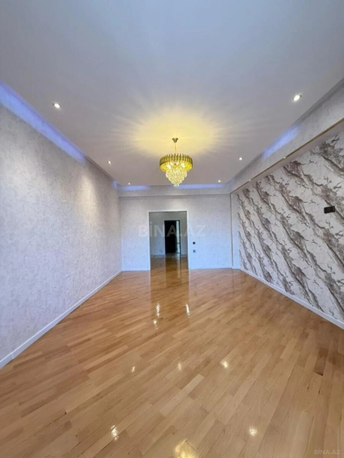 Satılır 3 otaqlı mənzil 135 m²